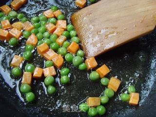 菠萝虾仁炒饭的做法步骤：2