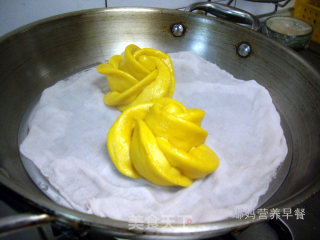 晚上加班做玫瑰花的做法步骤：2
