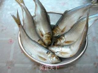 蒜香鲫鱼的做法步骤：2