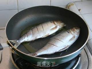 蒜香鲫鱼的做法步骤：2