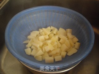 土豆烧鸡肉的做法步骤：2
