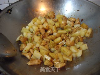土豆烧鸡肉的做法步骤：2