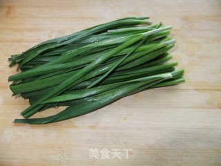 韭菜炒鸡蛋的做法步骤：2