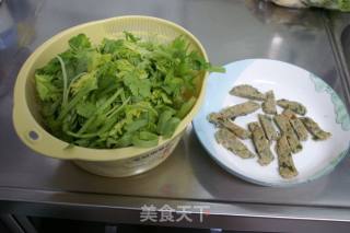 香芹炒鲮鱼肉饼的做法步骤：2