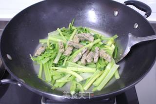 香芹炒鲮鱼肉饼的做法步骤：2