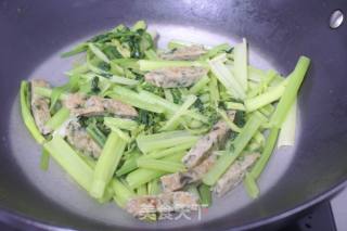 香芹炒鲮鱼肉饼的做法步骤：2