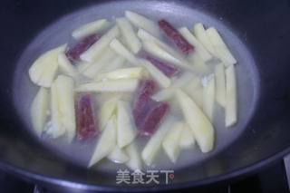 腊肠焖土豆的做法步骤：2
