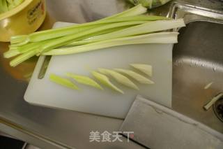 西芹墨鱼丸的做法步骤：2