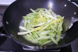 西芹墨鱼丸的做法步骤：2