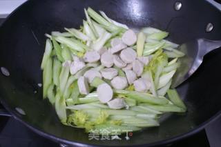 西芹墨鱼丸的做法步骤：2