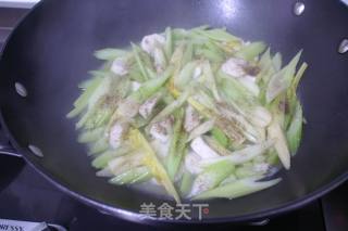西芹墨鱼丸的做法步骤：2