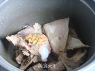 海带棒骨汤的做法步骤：2
