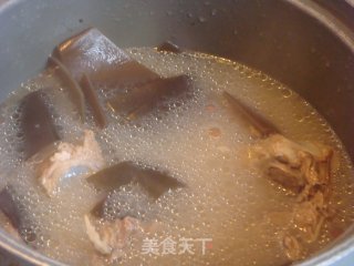 海带棒骨汤的做法步骤：2