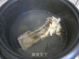 春季养生—萝卜猪骨汤的做法步骤：2