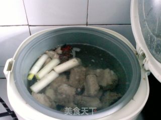 山药小排汤的做法步骤：2