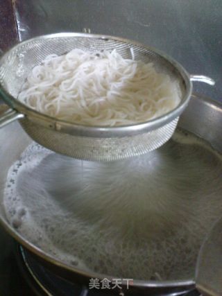 自制简单的水米粉的做法步骤：2