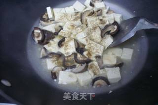 香菇回锅肉老豆腐的做法步骤：2