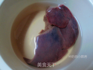 【黑椒茄汁猪肝】的做法步骤：2