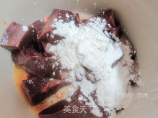 【黑椒茄汁猪肝】的做法步骤：2