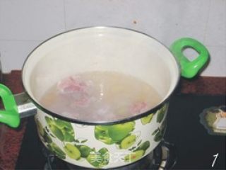 胡萝卜淮山猪骨汤的做法步骤：3