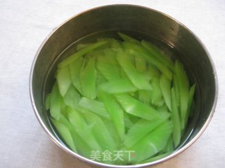 奶爸清拌莴苣的做法步骤：2