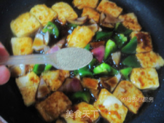 【黑椒烧汁嫩豆腐】的做法步骤：2