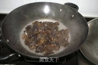 黑木耳西芹炒鲮鱼肉饼的做法步骤：2