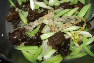 黑木耳西芹炒鲮鱼肉饼的做法步骤：2
