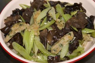 黑木耳西芹炒鲮鱼肉饼的做法步骤：2