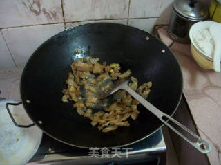 蚕豆炒腊肉的做法步骤：2