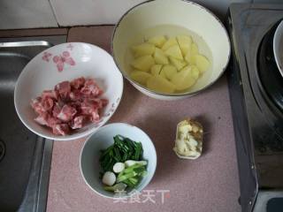 土豆烧排骨的做法步骤：2