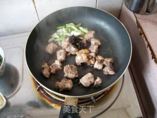 土豆烧排骨的做法步骤：2