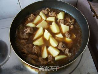 土豆烧排骨的做法步骤：2