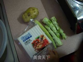 土豆炒年糕的做法步骤：2
