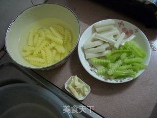 土豆炒年糕的做法步骤：2