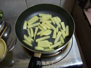 土豆炒年糕的做法步骤：2