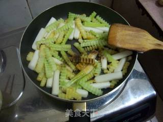 土豆炒年糕的做法步骤：2