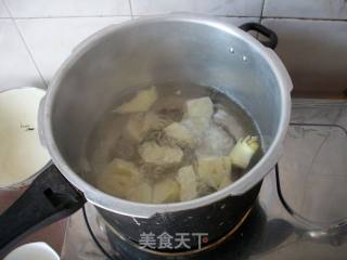冬笋煲龙骨的做法步骤：2