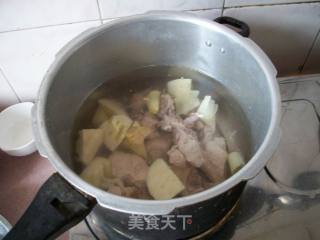 冬笋煲龙骨的做法步骤：2