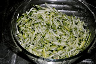 西葫芦鸡蛋蒸饺的做法步骤：2