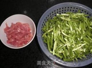 爽口菜-----芦蒿炒肉丝的做法步骤：3