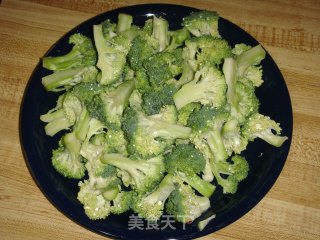 西兰花炒胡萝卜的做法步骤：2