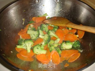 西兰花炒胡萝卜的做法步骤：2
