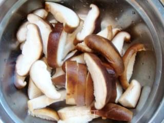 香菇白菜炒肉的做法步骤：4