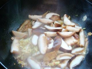 香菇白菜炒肉的做法步骤：4