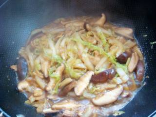 香菇白菜炒肉的做法步骤：4