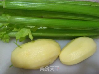 西芹土豆丝的做法步骤：2