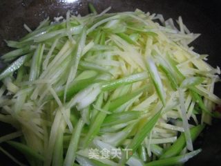 西芹土豆丝的做法步骤：2