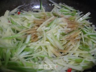西芹土豆丝的做法步骤：2