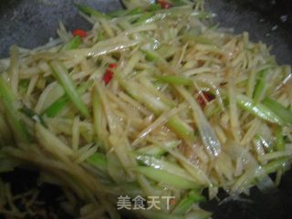 西芹土豆丝的做法步骤：2